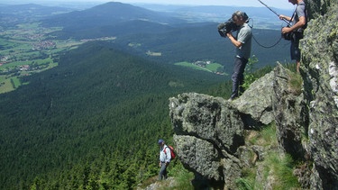 Das BR-Filmteam begleitet Alois Frisch bei seiner Wanderung auf den Osser. | Bild: BR/Matthias Eggert