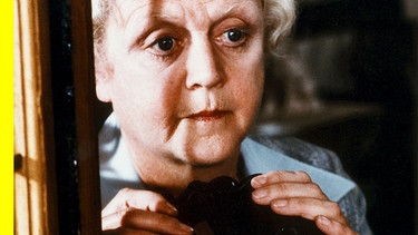 Miss Marple (Angela Lansbury) nimmt Witterung auf. Die Intrigen innerhalb des exzentrischen Film-Teams haben sich bis zum Mord gesteigert. Verdächtig sind grundsätzlich alle. | Bild: WDR/Thurow