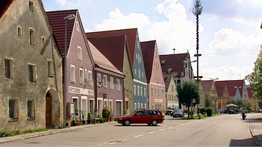 Marktplatz von Hohenburg. | Bild: Honorarfrei lediglich für Ankündigungen und Veröffentlichungen im Zusammenhang mit obiger BR-Sendung bei Nennung: "Bild: BR". Andere Verwendungen nur nach entsprechender vorheriger schriftlicher Vereinbarung mit dem BR-Bildarchiv, Tel. 089 / 5900 10580, Fax: 089 / 5900 10585, Mail: Pressestelle.Foto@br.de