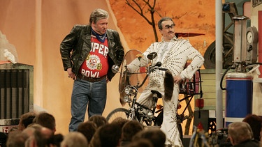 "King of the road" Kurt Beck (Helmut Schleich, links) und der "Easy Rider" Christian Ude (Uli Bauer). | Bild: Honorarfrei lediglich für Ankündigungen und Veröffentlichungen im Zusammenhang mit obiger BR-Sendung bei Nennung: Bild: BR/Foto Sessner. Andere Verwendungen nur nach entsprechender vorheriger schriftlicher Vereinbarung mit dem BR-Bildarchiv, Tel. 089 / 5900 10580, Fax 089 / 5900 10585, Mail Pressestelle.foto@br.de