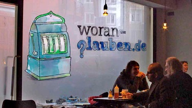 Woran kann man heute noch glauben? - über ein Jahr haben die Blogautorinnen Eva Achinger und Christiane Miethge über diese Frage auf dem Blog www.woranglauben.de mit ihren Lesern diskutiert. Ihr Ergebnis: Die Menschen glauben auch heute noch - nur immer mehr auch ohne Gott. Die Leser des Blogs "Woranglauben.de" wurden eingeladen, eine Doku im Bayerischen Fernsehen mitzugestalten. Weiteres Bildmaterial finden Sie unter www.br-foto.de. | Bild: © BR, honorarfrei - Verwendung gemäß der AGB im engen inhaltlichen, redaktionellen Zusammenhang mit genannter BR-Sendung und bei Nennung "Bild: BR"