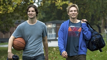 Die Brüder Georg (Misel Maticevic) und Vinz (Max Kidd, rechts) auf dem Weg zum Basketballtraining. | Bild: WDR/WDR/Little Shark/Martin Valentin Menke