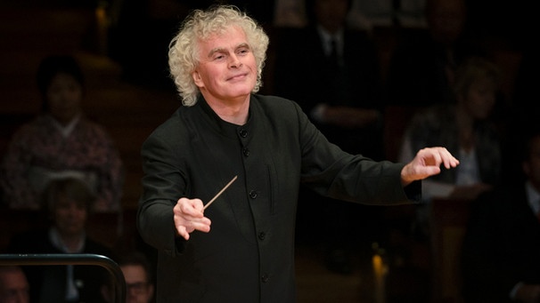 Sir Simon Rattle dirigiert die Berliner Philharmoniker. | Bild: BR/Stefan Rabold