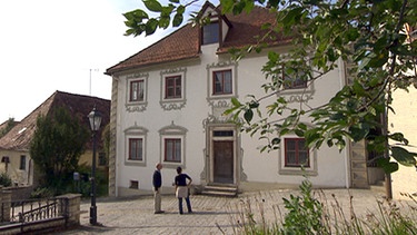 Die Gredinger nennen dieses liebevoll restaurierte Fachwerkhaus das "Schober-Haus", nach dessen Besitzer Manfred Schober. | Bild: Honorarfrei lediglich für Ankündigungen und Veröffentlichungen im Zusammenhang mit obiger BR-Sendung bei Nennung: "Bild: BR". Andere Verwendungen nur nach entsprechender vorheriger schriftlicher Vereinbarung mit dem BR-Bildarchiv, Tel. 089 / 5900 10580, Fax: 089 / 5900 10585, Mail: Pressestelle.Foto@br.de