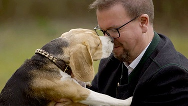 Pfarrer Michael Witti und die Beagle-Hündin Paula. | Bild: BR