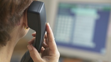 Eine ehrenamtliche Mitarbeiterin im Beratungssgespräch bei der Telefonseelsorge in Bielefeld. | Bild: BR/TelefonSeelsorge/Werner Krüper