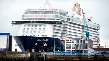 02.05.2020, Niedersachsen, Cuxhaven: Das Kreuzfahrtschiff «Mein Schiff 3» der Reederei TUI Cruises liegt an einem Kai im Hafen. Ein Mensch an Bord Schiffes ist positiv auf das Coronavirus getestet worden. Das Schiff sei unter Quarantäne gestellt worden, teilten der Landkreis Cuxhaven und die Reederei mit. (zu dpa: «Crewmitglied auf Tui-Kreuzfahrtschiff an Corona erkrankt») Foto: Hauke-Christian Dittrich/dpa +++ dpa-Bildfunk +++ | Bild: dpa-Bildfunk/Hauke-Christian Dittrich