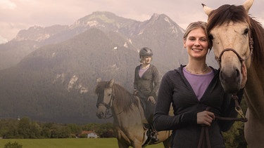 Die Liebe zu Pferden und zum Reiten prägt Antonias Kindheit im Allgäu. Jetzt verbindet sie das Pferdemädchen von früher mit der Bergfreundin von heute und will mit Stute Baguira über die Alpen. | Bild: BR/Hans-Martin Kudlinski