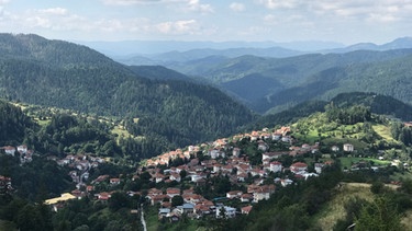 Das bulgarische Bergdorf Momchilovtsi liegt in Mitten der Bergkette der Rhodopen auf über 1.300 Metern. Die ca. 1.200 Einwohner leben vom Tourismus, Landwirtschaft und Joghurt-Herstellung. | Bild: BR/Till Rüger