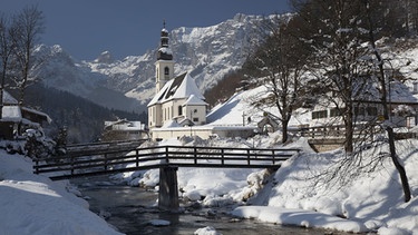 Winter im Bergsteigerdorf Ramsau / Die Kirche von Ramsau im Winter | Bild: BR/Herbert Ebner