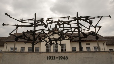 Skulptur an der Gedenkstätte Konzentrationslager Dachau. | Bild: BR/Herbert Ebner