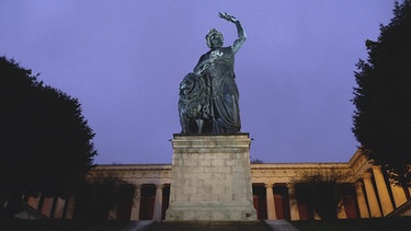 Bavaria mit Ruhmeshalle in der Dämmerung (1850/53). | Bild: BR/Bernhard Graf