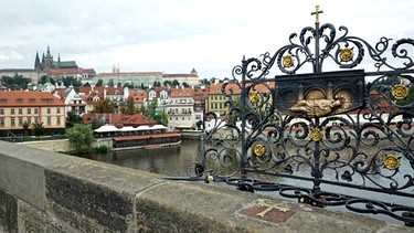 Karlsbrücke und Prager Burg mit dem alles überragenden Veits-Dom. | Bild: NDR/MfG-Film/Till Lehmann