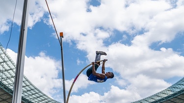 04.08.2019, Berlin: Leichtathletik: Deutsche Meisterschaft im Olympiastadion, Stabhochsprung Männer: Raphael Holzdeppe. Foto: Michael Kappeler/dpa +++ dpa-Bildfunk +++ | Bild: dpa-Bildfunk/Michael Kappeler