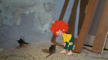 Anfangs ärgert sich Pumuckl über die Maus, die seine Kekse anknabbert. Doch während Meister Eder eine Mausefalle einkauft, freundet sich der Pumuckl mit ihr an. | Bild: BR/Infafilm GmbH/Original-Entwurf "Pumuckl"-Figur: Barbara von Johnson