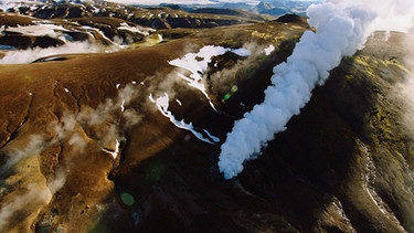 Eine Fumarole im isländischen Hochland. Die vulkanische Hitze im Untergrund bringt das Grundwasser zum Kochen. | Bild: BR/Tobias Mennle film production