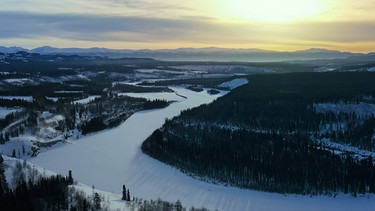 Sonnenuntergang über dem gefrorenen Yukon. | Bild: BBC Studios/BR