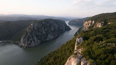 Die Schlucht des Eisernen Tors, einer der imposantesten Flussdurchbrüche Europas an der Grenze zwischen Rumänien und Serbien. | Bild: BBC Studios/BR/Silviu Mustatea