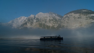 Der Tierfilmer Jan Haft und seine Mitstreiter lassen sich in dem Film "Das erste Licht am Königssee" über die Schulter blicken und zeigen, wie Zeitraffer bei Inversionswetterlage in den Berchtesgadener Alpen entstehen. Wer hätte gedacht, dass Nebel und Wolken sich dynamisch bewegen und diese Bewegungen dem Wellengang eines Meeres gleichen. Zeitlupenkameras der neuesten Generation erzeugen bis zu 2000 Bilder pro Sekunde und wir sehen, wie eine Wasseramsel unter Wasser Beute fängt, wie ein seltener Apollofalter von Blüte zu Blüte schwebt oder was genau zwei Murmeltiere während sie miteinander kämpfen machen. Im Bild: der Königssee. | Bild: BR/nautilusfilm GmbH