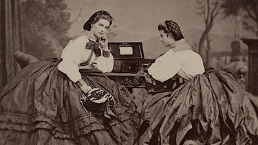 BR-Bild_Sisis unglückliche Schwestern Marie (links) und Mathilde (rechts), Foto vor der Kulisse von Rom, 186 | Bild: Wir in Bayern