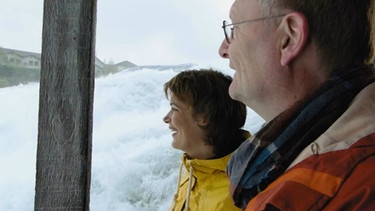 Lena Ganschow und Sven Plöger am Rheinfall von Schaffhausen. | Bild: BR/SW