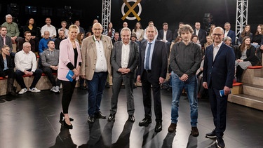 Von links nach rechts: Moderatorin Franziska Eder, Stephan Protschka (AfD), Klaus Ernst (BSW), Hubert Aiwanger (Freie Wähler), Ates Gürpinar (Die Linke) und Moderator Christian Nitsche | Bild: BR / Raphael Kast