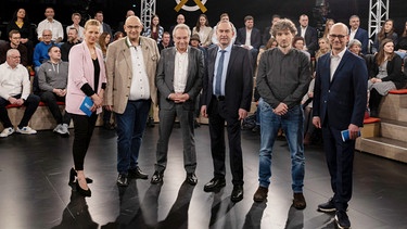 Von links nach rechts: Moderatorin Franziska Eder, Stephan Protschka (AfD), Klaus Ernst (BSW), Hubert Aiwanger (Freie Wähler), Ates Gürpinar (Die Linke) und Moderator Christian Nitsche | Bild: BR / Raphael Kast