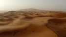 Chebbi. Die Dünen des Erg Chebbi sind eine Besonderheit: Südlich des Hohen Atlas ist Marokko ansonsten eine Steinwüste. | Bild: BR/Bernhard Rübe