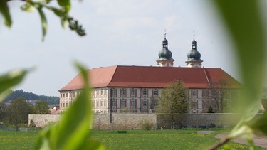 Gedanken zum Danken mit Abt em. Hermann Josef Kugler OPraem / Aussenansicht Kloster Speinshart  | Bild: Kloster Speinshart 