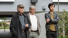 Edwin Bremer (Tilo Prückner, links), Günter (Wolfgang Winkler, Mitte) und Hui Ko (Aaron Le) trauen "Teddy" die Tat nicht zu. | Bild: ARD/Kai Schulz