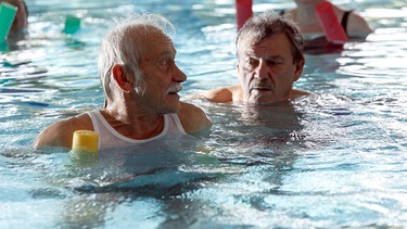 Undercover: Edwin Bremer (Tilo Prückner, links) und Günter Hoffmann (Wolfgang Winkler) bei der Wassergymnastik in der Reha-Klinik. | Bild: ARD/Kai Schulz