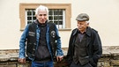 Vor dem Altenheim trifft Edwin (Tilo Prückner, rechts) auf Ralle (Ralf Richter, links). | Bild: ARD/Kai Schulz