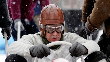 Bobfahrer Gamser (Sebastian Bezzel) will zu den Olympischen Winterspielen nach Oslo. | Bild: Olga Film GmbH