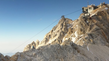 Folge 5: Der Physiker Hannes Vogelmann abends alleine auf dem Gipfelgrad. | Bild: BR / Tangram Film International