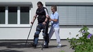 Markus Groth beim Training mit einem Exoskelett zusammen mit Therapeutin Beatrix Haslbeck | Bild: BR