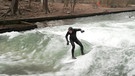 Surfer am Eisbach | Bild: BR