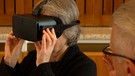 Frau mit VR-Brille | Bild: BR