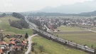 Autobahn durchschneidet die oberbayerische Landschaft | Bild: BR