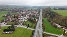 Luftbild: Autobahn führt an Frasdorf vorbei | Bild: BR