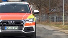 Rettungsfahrzeug fährt auf Straße | Bild: BR