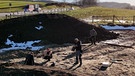 Archäologen bei Grabungen nahe Weilheim | Bild: BR