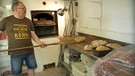 Bäckermeister Jörg Hellemann backt alle zwei Wochen Brot im selbstgebauten Holzofen | Bild: BR