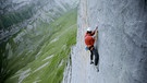 Kletterer hängt in Steilwand | Bild: BR