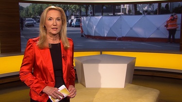 Moderatorin Annette Betz im Studio | Bild: BR