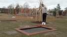 Mann auf Trampolin auf einem Spielplatz | Bild: BR