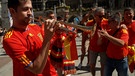 Spanier feiern vor Halbfinale gegen Frankreich | Bild: BR