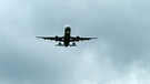 Fliegendes Flugzeug vor grauem Himmel | Bild: BR