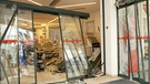 Zerstörter Eingangsbereich einer Bank | Bild: BR