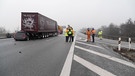 Rettungskräfte bei einem Unfall auf der Autobahn | Bild: BR