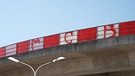 Rot-weißes FCB-Graffiti an einer Brücke | Bild: BR